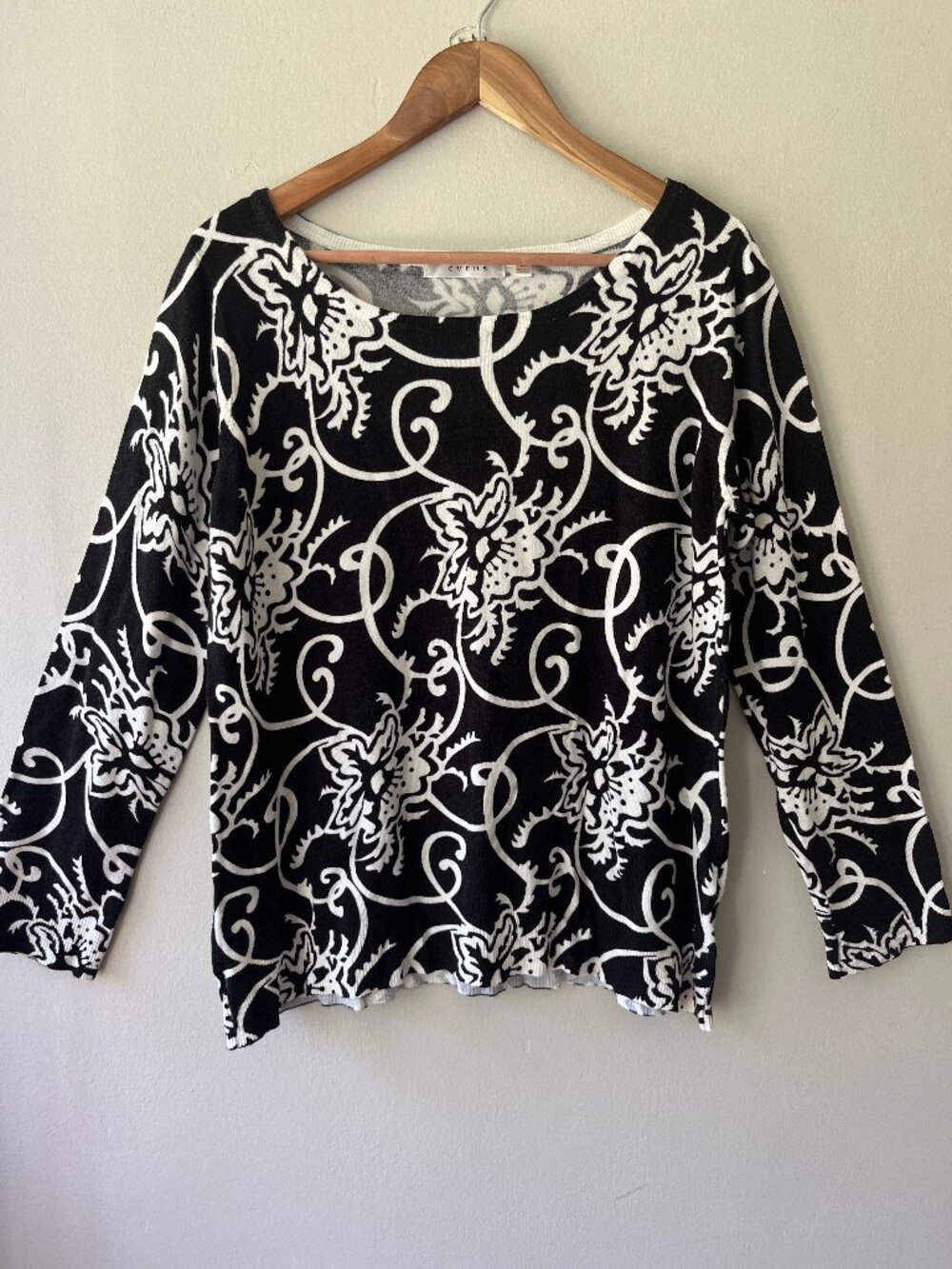 Cyrus Sz M Black and White Floral Pullover Knit Blouse Sweater